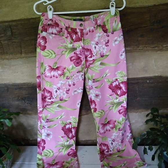 NWOT Van Heusen Pink Floral Capri Pants Size 8 - Picture 1 of 5